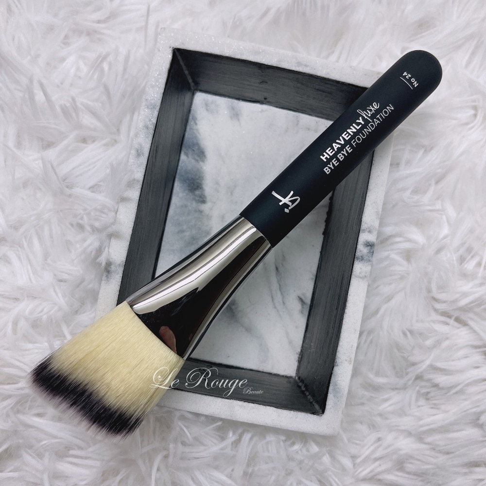 It cosmetics bye bye foundation / powder brush